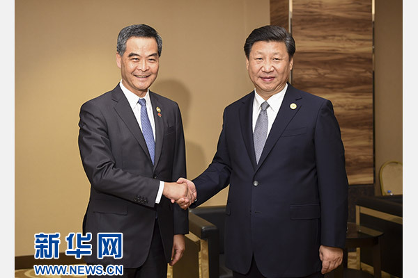 11月18日，國家主席習(xí)近平在菲律賓馬尼拉會見前來出席亞太經(jīng)合組織第二十三次領(lǐng)導(dǎo)人非正式會議的香港特別行政區(qū)行政長官梁振英。新華社記者謝環(huán)馳攝