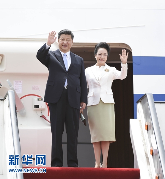 12月1日，中國國家主席習近平乘專機抵達津巴布韋首都哈拉雷，開始對津巴布韋進行國事訪問。津巴布韋總統(tǒng)穆加貝在機場舉行隆重歡迎儀式。這是習近平和夫人彭麗媛向歡迎人群揮手致意。新華社記者 謝環(huán)馳 攝 