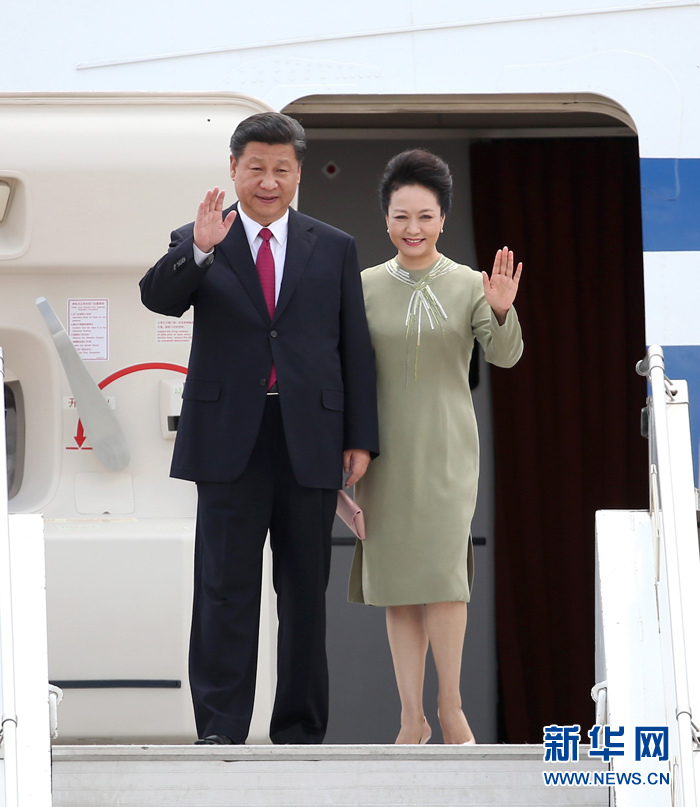12月2日，國家主席習(xí)近平抵達(dá)南非首都比勒陀利亞，開始對南非進(jìn)行國事訪問。這是習(xí)近平和夫人彭麗媛向歡迎人群揮手致意。新華社記者龐興雷攝