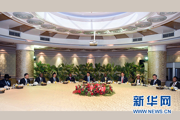 12月4日，國(guó)家主席習(xí)近平在約翰內(nèi)斯堡集體會(huì)見(jiàn)13位非洲國(guó)家領(lǐng)導(dǎo)人。 新華社記者 謝環(huán)馳 攝