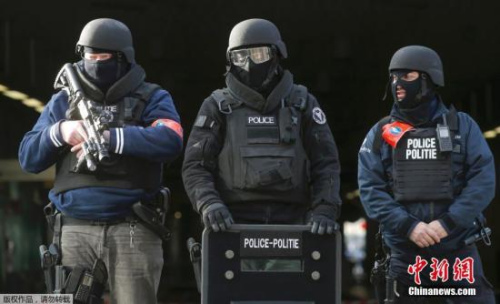 布魯塞爾全副武裝的警察。