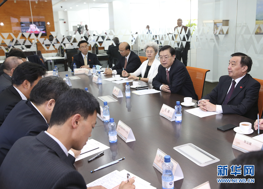 這是3月25日，張德江在肯尼亞首都內(nèi)羅畢考察中央電視臺(tái)非洲分臺(tái)并接見(jiàn)中央媒體駐非洲機(jī)構(gòu)負(fù)責(zé)人。 新華社記者馬占成攝