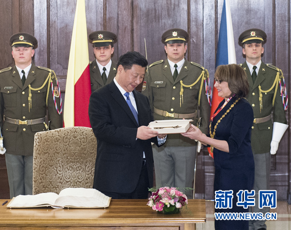當(dāng)?shù)貢r(shí)間3月29日，國家主席習(xí)近平在捷克布拉格會(huì)見布拉格市長科爾娜喬娃，并接受科爾娜喬娃代表該市贈(zèng)予的城市鑰匙。 新華社記者 王曄 攝