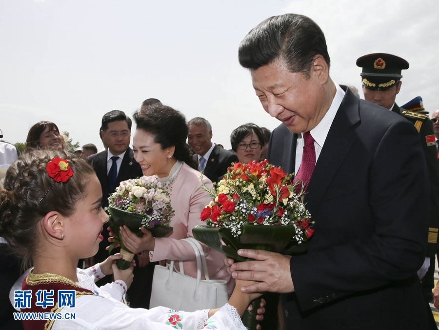  6月17日，國家主席習近平乘專機抵達貝爾格萊德，開始對塞爾維亞共和國進行國事訪問。塞爾維亞少年兒童向習近平和夫人彭麗媛獻上鮮花。新華社記者 蘭紅光 攝 