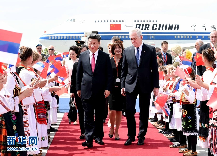 6月17日，國家主席習近平乘專機抵達貝爾格萊德，開始對塞爾維亞共和國進行國事訪問。習近平和夫人彭麗媛在機場受到塞爾維亞總統(tǒng)尼科利奇夫婦的熱情迎接。新華社記者 饒愛民 攝