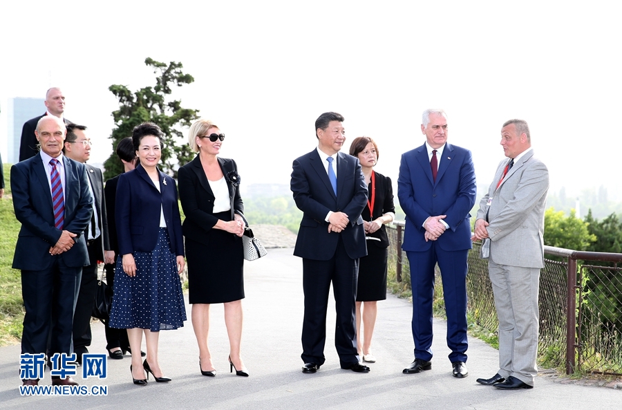 6月17日，中國國家主席習(xí)近平和夫人彭麗媛在塞爾維亞總統(tǒng)尼科利奇夫婦陪同下參觀具有悠久歷史的貝爾格萊德卡萊梅格丹公園。 新華社記者 馬占成 攝
