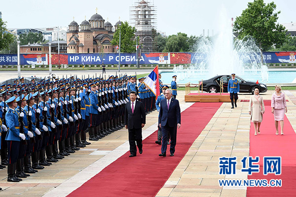 6月18日，國家主席習(xí)近平出席塞爾維亞總統(tǒng)尼科利奇在貝爾格萊德舉行的隆重歡迎儀式。 新華社記者饒愛民攝