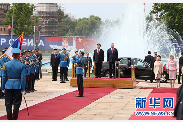  6月18日，國家主席習(xí)近平出席塞爾維亞總統(tǒng)尼科利奇在貝爾格萊德舉行的隆重歡迎儀式。 新華社記者馬占成攝