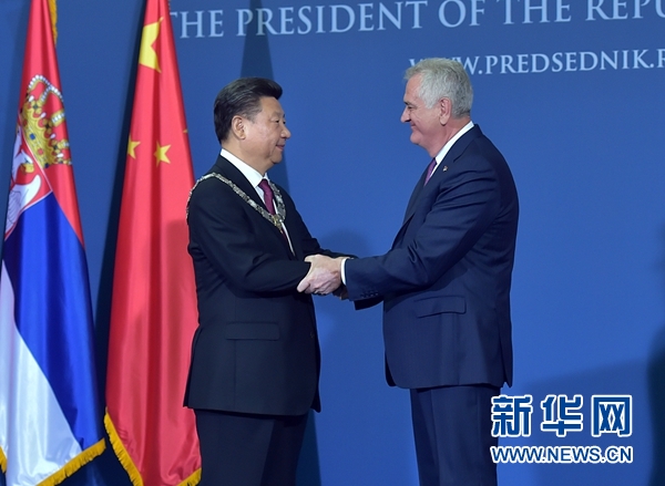 6月18日，國(guó)家主席習(xí)近平在貝爾格萊德同塞爾維亞總統(tǒng)尼科利奇舉行會(huì)談。會(huì)談后，尼科利奇向習(xí)近平授予塞爾維亞最高級(jí)別勛章“共和國(guó)一級(jí)榮譽(yù)勛章”，感謝習(xí)近平為中塞關(guān)系發(fā)展作出的杰出貢獻(xiàn)。新華社記者 李濤 攝 