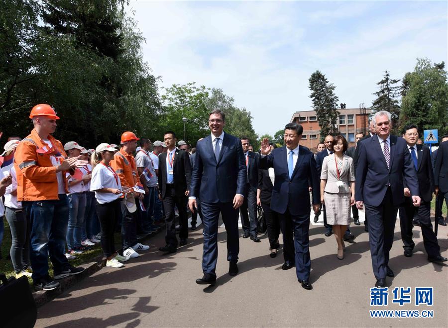 6月19日上午，國家主席習(xí)近平在貝爾格萊德參觀河鋼集團(tuán)塞爾維亞斯梅代雷沃鋼廠。習(xí)近平抵達(dá)時(shí)，塞爾維亞總統(tǒng)尼科利奇、總理武契奇在停車處熱情迎接。鋼廠工人和家屬、當(dāng)?shù)厥忻駭?shù)千人夾道歡迎。新華社記者 饒愛民 攝