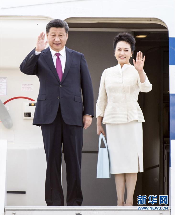 6月19日，國家主席習近平抵達華沙，開始對波蘭共和國進行國事訪問。這是習近平和夫人彭麗媛步出艙門。 新華社記者 謝環(huán)馳 攝 