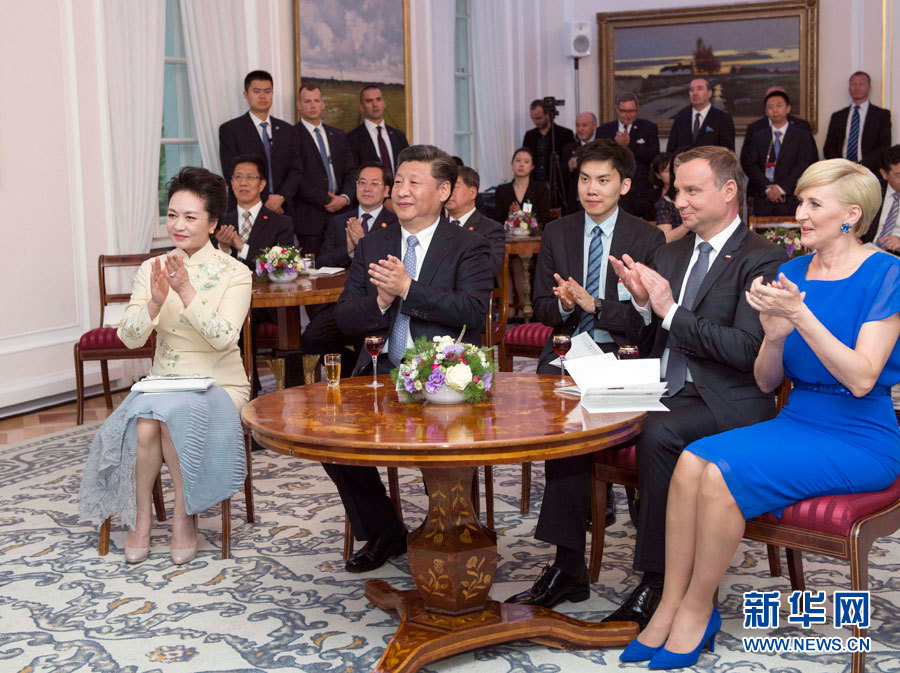 6月19日，國家主席習(xí)近平和夫人彭麗媛下午抵達(dá)波蘭首都華沙，當(dāng)晚即應(yīng)邀來到貝爾維德宮做客。這是習(xí)近平和彭麗媛同杜達(dá)夫婦共同欣賞波蘭馬佐夫舍民族歌舞團(tuán)的精彩演出。新華社記者 謝環(huán)馳 攝 