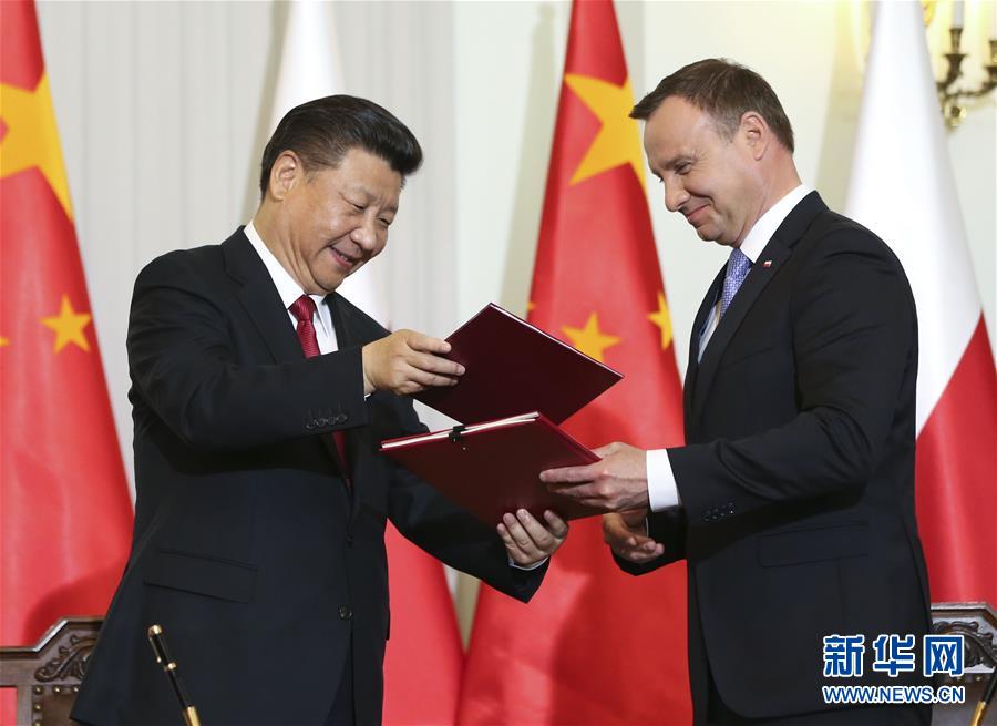 6月20日，國家主席習(xí)近平在華沙同波蘭總統(tǒng)杜達(dá)舉行會談。這是會談后，兩國元首共同簽署《中華人民共和國和波蘭共和國關(guān)于建立全面戰(zhàn)略伙伴關(guān)系的聯(lián)合聲明》。新華社記者蘭紅光攝