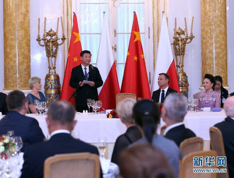 6月20日，國家主席習(xí)近平出席波蘭總統(tǒng)杜達(dá)在華沙王宮舉行的盛大歡迎晚宴。 新華社記者 劉衛(wèi)兵 攝