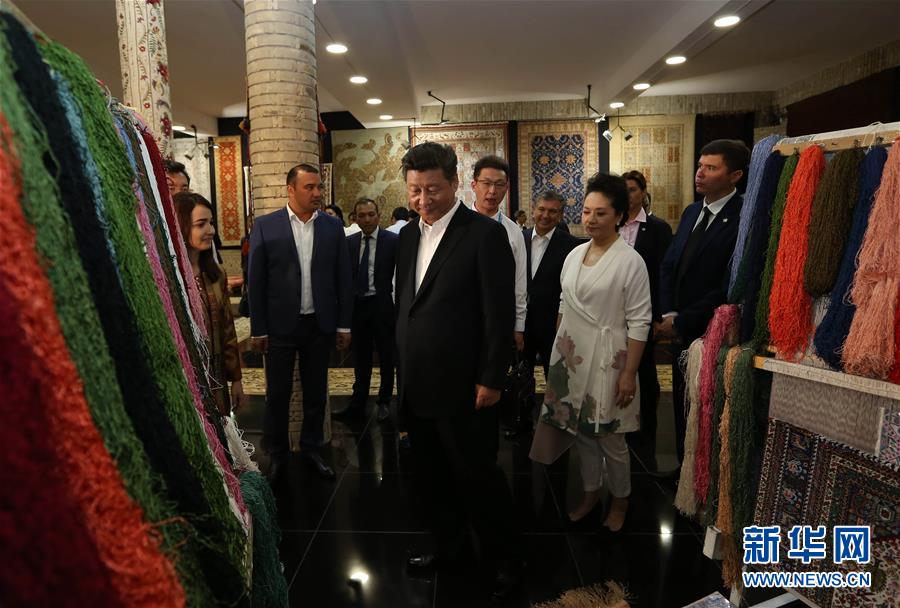 6月21日下午，正在對(duì)烏茲別克斯坦進(jìn)行國事訪問的國家主席習(xí)近平在烏茲別克斯坦總理米爾濟(jì)約耶夫陪同下，來到布哈拉古城參觀這座被稱為“絲綢之路活化石”的歷史文化名城。這是習(xí)近平和夫人彭麗媛參觀一家地毯和絲綢作坊。新華社記者蘭紅光攝