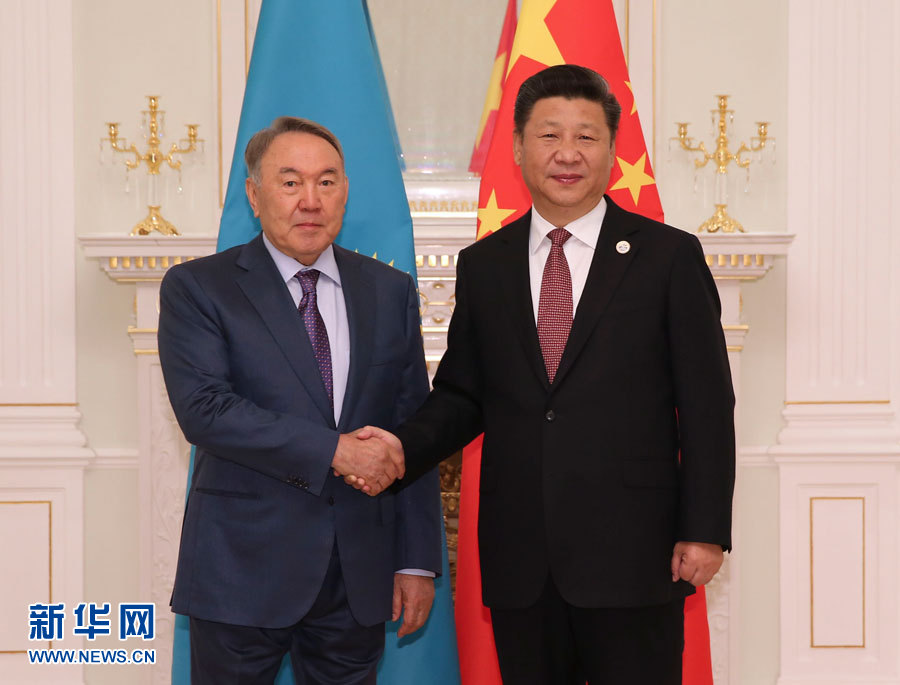  6月24日，國家主席習(xí)近平在塔什干會見哈薩克斯坦總統(tǒng)納扎爾巴耶夫。 新華社記者 蘭紅光 攝 