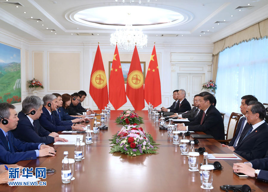 6月24日，國(guó)家主席習(xí)近平在烏茲別克斯坦塔什干會(huì)見(jiàn)吉爾吉斯斯坦總統(tǒng)阿坦巴耶夫。 新華社記者 馬占成 攝