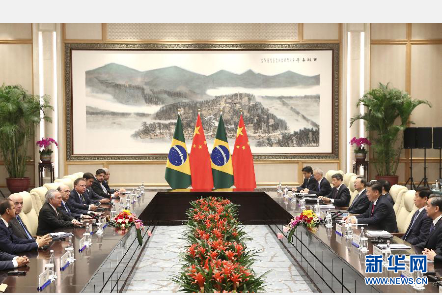 9月2日，國(guó)家主席習(xí)近平在杭州會(huì)見(jiàn)前來(lái)出席二十國(guó)集團(tuán)領(lǐng)導(dǎo)人杭州峰會(huì)的巴西總統(tǒng)特梅爾。 新華社記者龐興雷攝