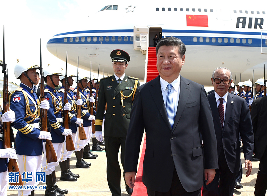 10月13日，國家主席習(xí)近平乘專機抵達金邊國際機場，開始對柬埔寨王國進行國事訪問。柬埔寨副首相兼王宮事務(wù)大臣貢桑奧親王和夏卡朋親王、阿倫公主等在舷梯旁熱情迎接習(xí)近平主席。新華社記者　謝環(huán)馳　攝