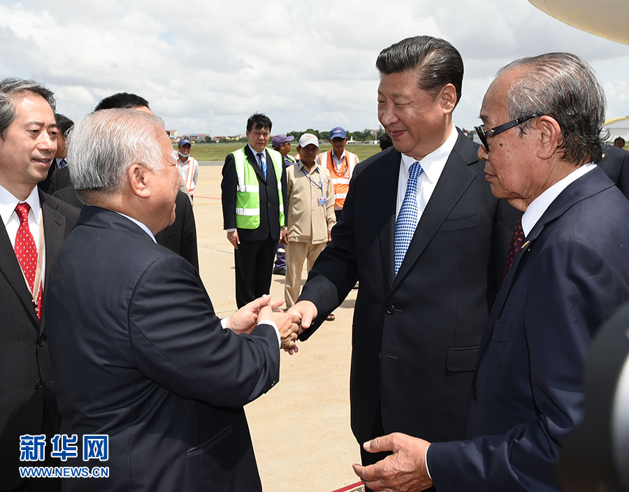 10月13日，國家主席習(xí)近平乘專機抵達金邊國際機場，開始對柬埔寨王國進行國事訪問。柬埔寨副首相兼王宮事務(wù)大臣貢桑奧親王和夏卡朋親王、阿倫公主等在舷梯旁熱情迎接習(xí)近平主席。新華社記者　謝環(huán)馳　攝