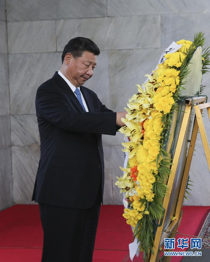 10月13日，國(guó)家主席習(xí)近平在金邊同柬埔寨首相洪森舉行會(huì)談。會(huì)談前，習(xí)近平向柬埔寨獨(dú)立紀(jì)念碑獻(xiàn)花圈。 新華社記者丁林?jǐn)z 