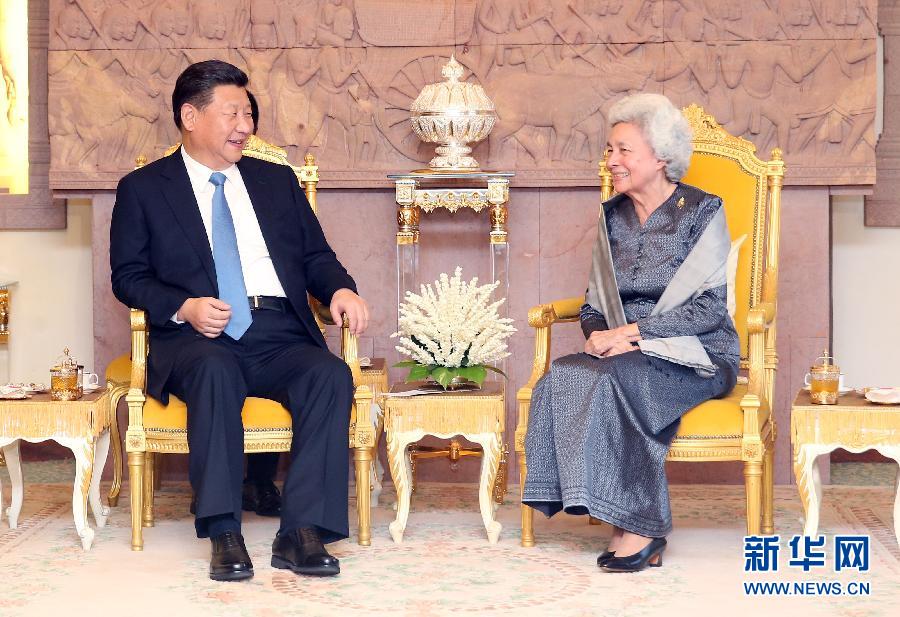 10月13日，國(guó)家主席習(xí)近平在金邊看望柬埔寨太后莫尼列。新華社記者姚大偉攝 