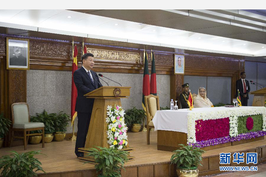 10月14日，國家主席習(xí)近平在達卡同孟加拉國總理哈西娜舉行會談。這是會談后，兩國領(lǐng)導(dǎo)人共同會見記者。 新華社記者謝環(huán)馳攝 