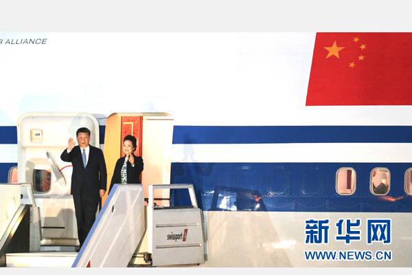 當(dāng)?shù)貢r(shí)間11月18日，國(guó)家主席習(xí)近平抵達(dá)利馬，出席亞太經(jīng)合組織第二十四次領(lǐng)導(dǎo)人非正式會(huì)議并對(duì)秘魯共和國(guó)進(jìn)行國(guó)事訪問(wèn)。習(xí)近平和夫人彭麗媛受到秘魯副總統(tǒng)阿勞斯等熱情迎接。新華社記者 丁林 攝