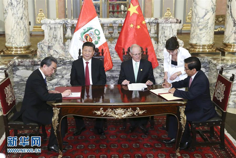 11月21日，國(guó)家主席習(xí)近平在利馬同秘魯總統(tǒng)庫(kù)琴斯基舉行會(huì)談。會(huì)談后，兩國(guó)元首見證《中華人民共和國(guó)政府與秘魯共和國(guó)政府2016年至2021年共同行動(dòng)計(jì)劃》等文件的簽署。新華社記者 龐興雷 攝