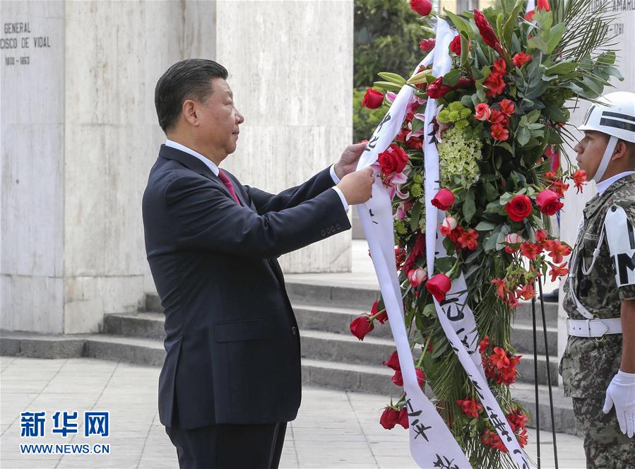 11月21日，國(guó)家主席習(xí)近平在利馬同秘魯總統(tǒng)庫(kù)琴斯基舉行會(huì)談。會(huì)談前，在庫(kù)琴斯基夫婦陪同下，習(xí)近平和彭麗媛向秘魯獨(dú)立先驅(qū)紀(jì)念碑敬獻(xiàn)花圈。新華社記者 丁林 攝