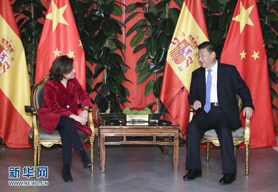 11月24日，國(guó)家主席習(xí)近平在西班牙大加那利島會(huì)見西班牙副首相薩恩斯。 新華社記者 蘭紅光 攝