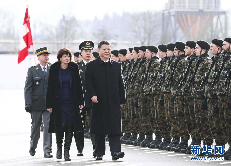 1月15日，國家主席習(xí)近平乘專機(jī)抵達(dá)蘇黎世，開始對(duì)瑞士聯(lián)邦進(jìn)行國事訪問。 這是習(xí)近平在瑞士聯(lián)邦主席洛伊特哈德陪同下檢閱儀仗隊(duì)。新華社記者 蘭紅光 攝
