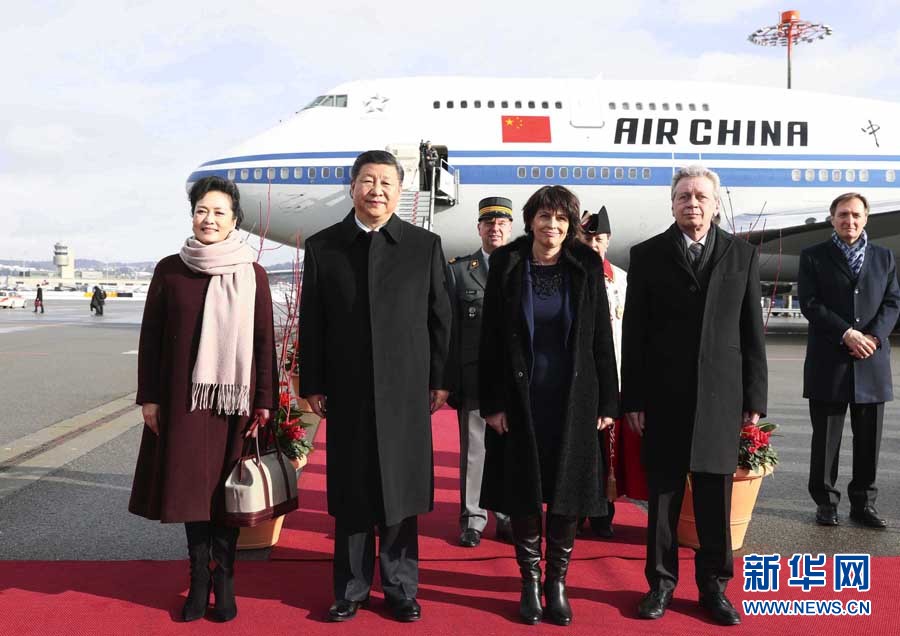 1月15日，國家主席習(xí)近平乘專機(jī)抵達(dá)蘇黎世，開始對(duì)瑞士聯(lián)邦進(jìn)行國事訪問。這是瑞士聯(lián)邦主席洛伊特哈德在機(jī)場為習(xí)近平和夫人彭麗媛舉行隆重歡迎儀式。 新華社記者 蘭紅光 攝
