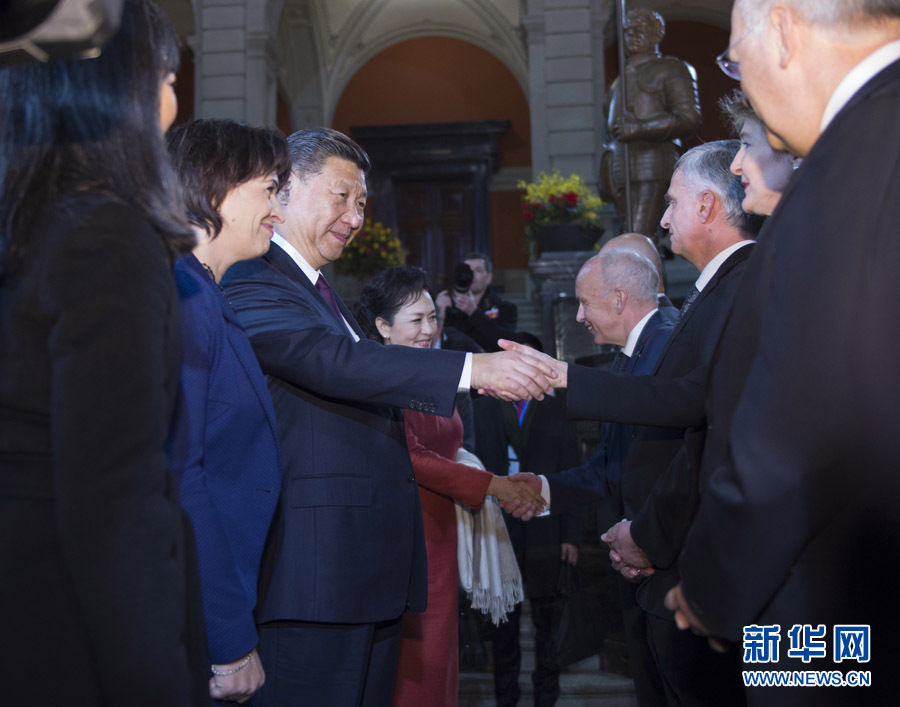 1月15日，國家主席習(xí)近平在伯爾尼出席瑞士聯(lián)邦委員會全體委員集體舉行的迎接儀式并致辭。 新華社記者 謝環(huán)馳 攝