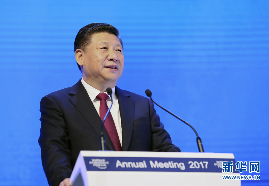 1月17日，國家主席習(xí)近平在瑞士達(dá)沃斯國際會(huì)議中心出席世界經(jīng)濟(jì)論壇2017年年會(huì)開幕式，并發(fā)表題為《共擔(dān)時(shí)代責(zé)任共促全球發(fā)展》的主旨演講。 新華社記者 蘭紅光 攝