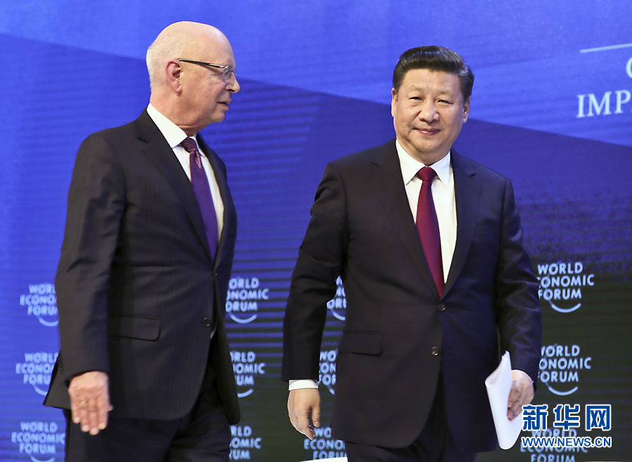 1月17日，國家主席習(xí)近平在瑞士達(dá)沃斯國際會(huì)議中心出席世界經(jīng)濟(jì)論壇2017年年會(huì)開幕式，并發(fā)表題為《共擔(dān)時(shí)代責(zé)任共促全球發(fā)展》的主旨演講。這是習(xí)近平同世界經(jīng)濟(jì)論壇創(chuàng)始人兼執(zhí)行主席施瓦布在一起。 新華社記者 蘭紅光 攝