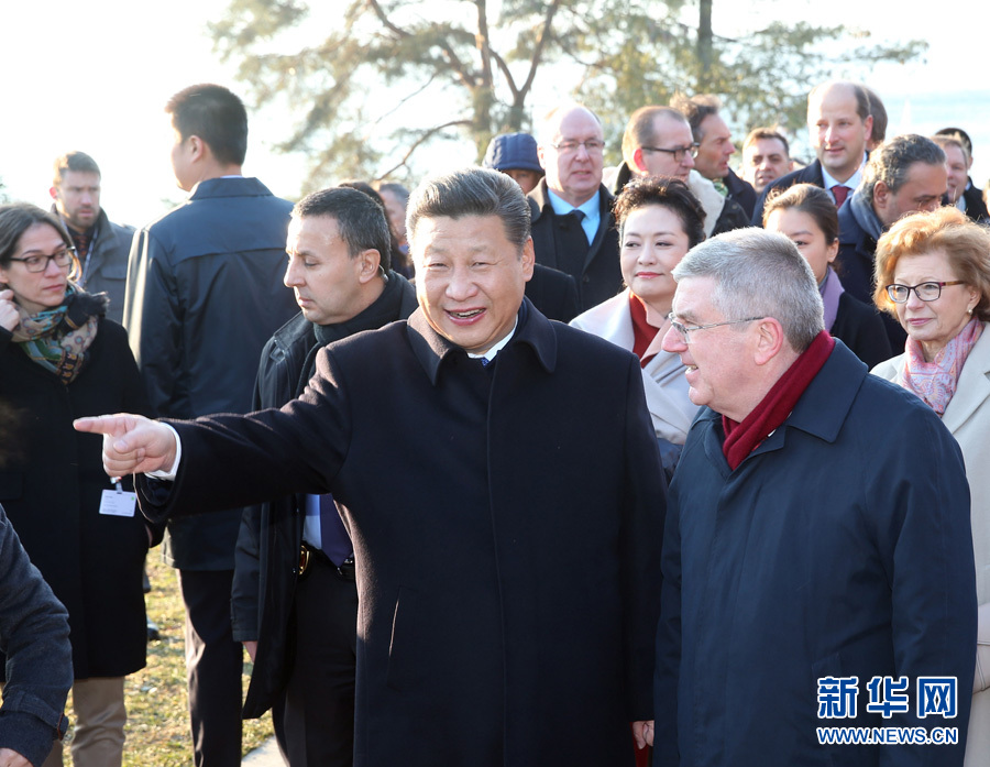 1月18日，國(guó)家主席習(xí)近平在瑞士洛桑國(guó)際奧林匹克博物館會(huì)見國(guó)際奧林匹克委員會(huì)主席巴赫。這是會(huì)見后，習(xí)近平和夫人彭麗媛在巴赫主席夫婦陪同下，參觀國(guó)際奧林匹克博物館。新華社記者 姚大偉 攝