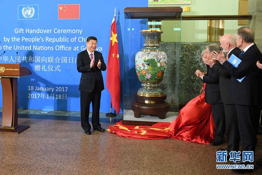 1月18日，國家主席習(xí)近平在瑞士日內(nèi)瓦萬國宮出席“共商共筑人類命運共同體”高級別會議，并發(fā)表題為《共同構(gòu)建人類命運共同體》的主旨演講。這是會議結(jié)束后，習(xí)近平出席中國向聯(lián)合國日內(nèi)瓦總部贈禮儀式。新華社記者 張鐸 攝