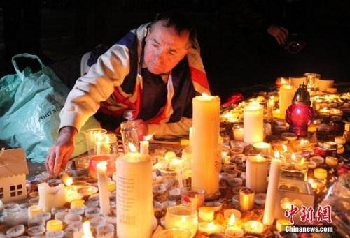 3月23日晚，倫敦民眾在市中心的特拉法加廣場舉行燭光集會，悼念此前一天發(fā)生在英國議會大廈附近的恐怖襲擊事件遇難者。 <a target='_blank' ><p  align=