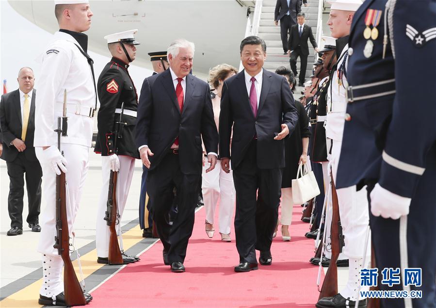 4月6日，國(guó)家主席習(xí)近平乘專機(jī)抵達(dá)美國(guó)佛羅里達(dá)州，將在海湖莊園同美國(guó)總統(tǒng)特朗普舉行中美元首會(huì)晤。習(xí)近平和夫人彭麗媛受到美國(guó)國(guó)務(wù)卿蒂勒森夫婦等熱情迎接。新華社記者 蘭紅光 攝 