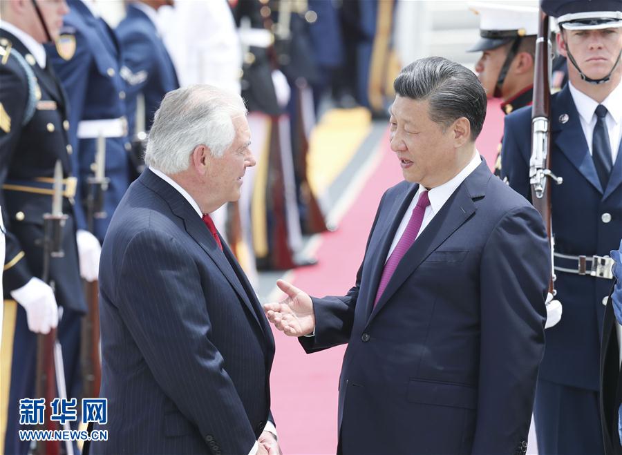 4月6日，國(guó)家主席習(xí)近平乘專機(jī)抵達(dá)美國(guó)佛羅里達(dá)州，將在海湖莊園同美國(guó)總統(tǒng)特朗普舉行中美元首會(huì)晤。習(xí)近平和夫人彭麗媛受到美國(guó)國(guó)務(wù)卿蒂勒森夫婦等熱情迎接。新華社記者 丁林 攝 