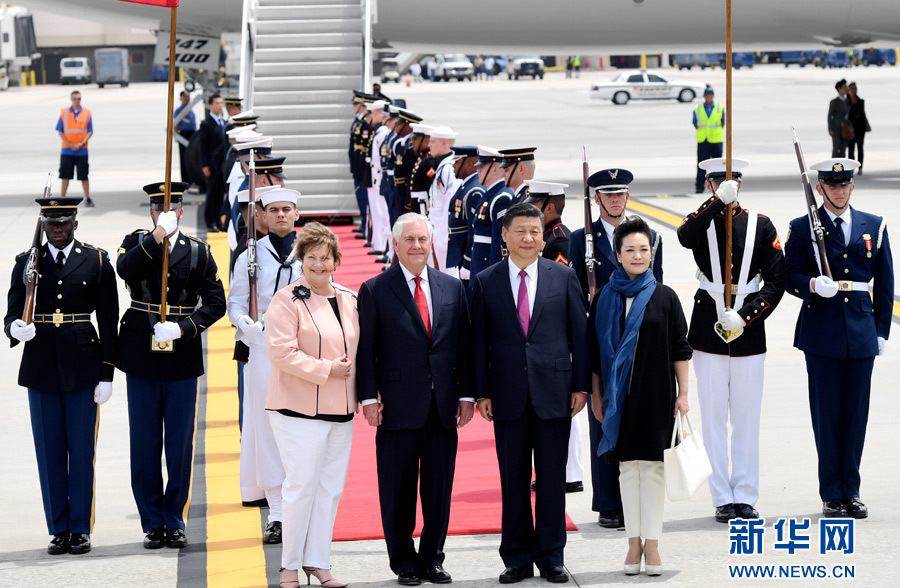 4月6日，國(guó)家主席習(xí)近平乘專機(jī)抵達(dá)美國(guó)佛羅里達(dá)州，將在海湖莊園同美國(guó)總統(tǒng)特朗普舉行中美元首會(huì)晤。習(xí)近平和夫人彭麗媛受到美國(guó)國(guó)務(wù)卿蒂勒森夫婦等熱情迎接。新華社記者 吳曉凌 攝