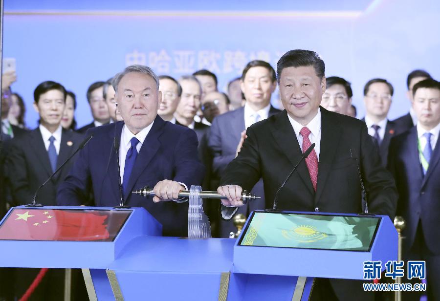 6月8日，正在哈薩克斯坦訪問的國家主席習(xí)近平在哈薩克斯坦總統(tǒng)納扎爾巴耶夫陪同下，參觀阿斯塔納專項世博會中國國家館，并共同出席中哈亞歐跨境運輸視頻連線儀式。這是在中國國家館舉行的中哈亞歐跨境運輸視頻連線儀式上，兩國元首共同推動操控桿，視頻顯示中哈連云港物流合作基地和“霍爾果斯－東大門”經(jīng)濟特區(qū)無水港兩個分會場四列火車鳴笛開行。新華社記者 丁林 攝