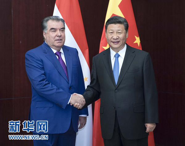 6月9日，國(guó)家主席習(xí)近平在阿斯塔納會(huì)見(jiàn)塔吉克斯坦總統(tǒng)拉赫蒙。新華社記者 李濤 攝