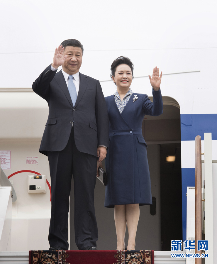 7月3日，國家主席習(xí)近平乘專機(jī)抵達(dá)莫斯科，開始對俄羅斯聯(lián)邦進(jìn)行國事訪問。這是習(xí)近平和夫人彭麗媛步出艙門。 新華社記者 李學(xué)仁 攝