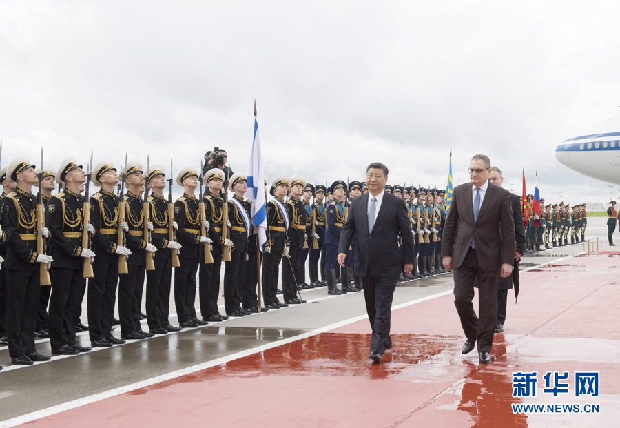 7月3日，國家主席習(xí)近平乘專機(jī)抵達(dá)莫斯科，開始對俄羅斯聯(lián)邦進(jìn)行國事訪問。這是習(xí)近平出席機(jī)場歡迎儀式。 新華社記者 李學(xué)仁 攝