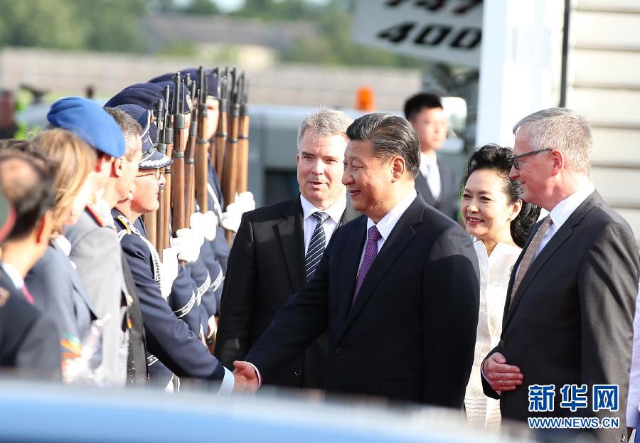 7月4日，國(guó)家主席習(xí)近平乘專機(jī)抵達(dá)柏林，開(kāi)始對(duì)德意志聯(lián)邦共和國(guó)進(jìn)行國(guó)事訪問(wèn)。德國(guó)政府高級(jí)官員在舷梯旁迎接習(xí)近平和夫人彭麗媛。新華社記者 姚大偉 攝