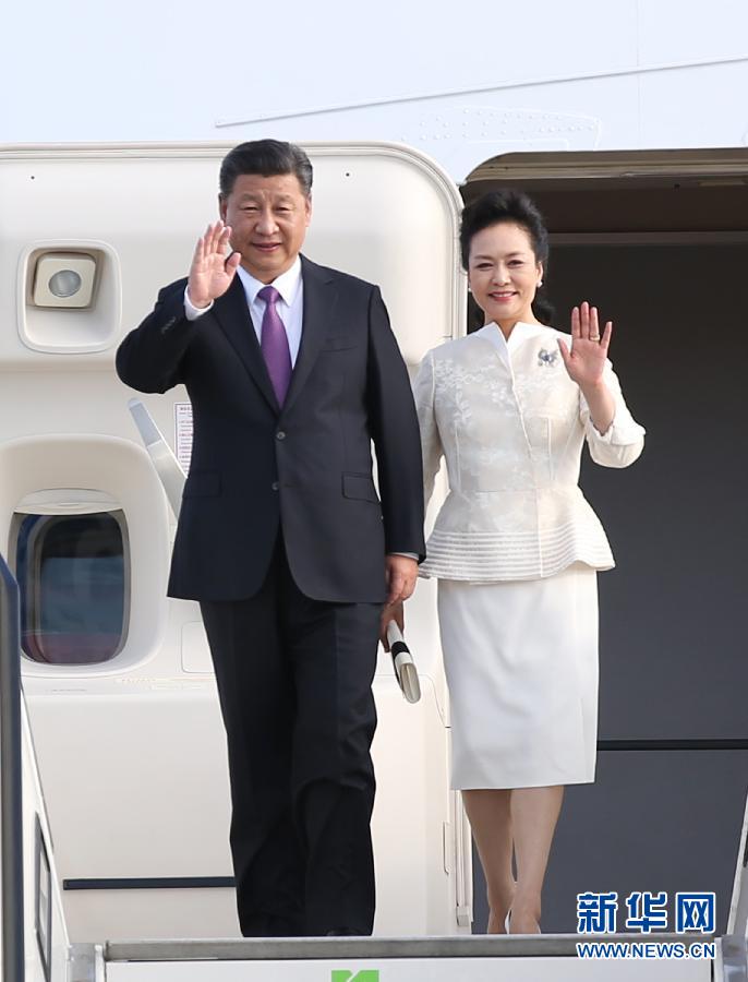 7月4日，國(guó)家主席習(xí)近平乘專機(jī)抵達(dá)柏林，開(kāi)始對(duì)德意志聯(lián)邦共和國(guó)進(jìn)行國(guó)事訪問(wèn)。這是習(xí)近平和夫人彭麗媛步出艙門(mén)。 新華社記者 姚大偉 攝
