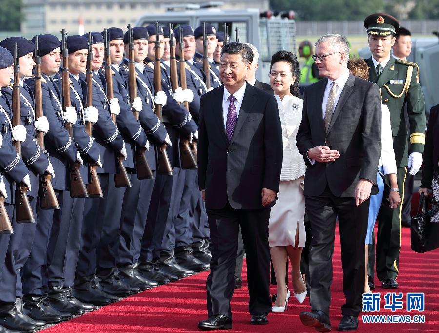 7月4日，國(guó)家主席習(xí)近平乘專機(jī)抵達(dá)柏林，開(kāi)始對(duì)德意志聯(lián)邦共和國(guó)進(jìn)行國(guó)事訪問(wèn)。德國(guó)政府高級(jí)官員在舷梯旁迎接習(xí)近平和夫人彭麗媛。新華社記者 王曄 攝
