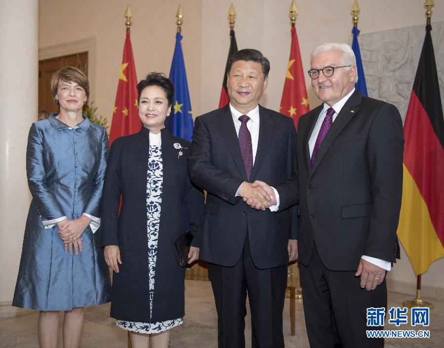 7月5日，國家主席習(xí)近平在柏林會(huì)見德國總統(tǒng)施泰因邁爾。會(huì)見前，施泰因邁爾在總統(tǒng)府花園為習(xí)近平舉行隆重歡迎儀式。這是習(xí)近平和夫人彭麗媛同施泰因邁爾夫婦合影。新華社記者 李學(xué)仁 攝